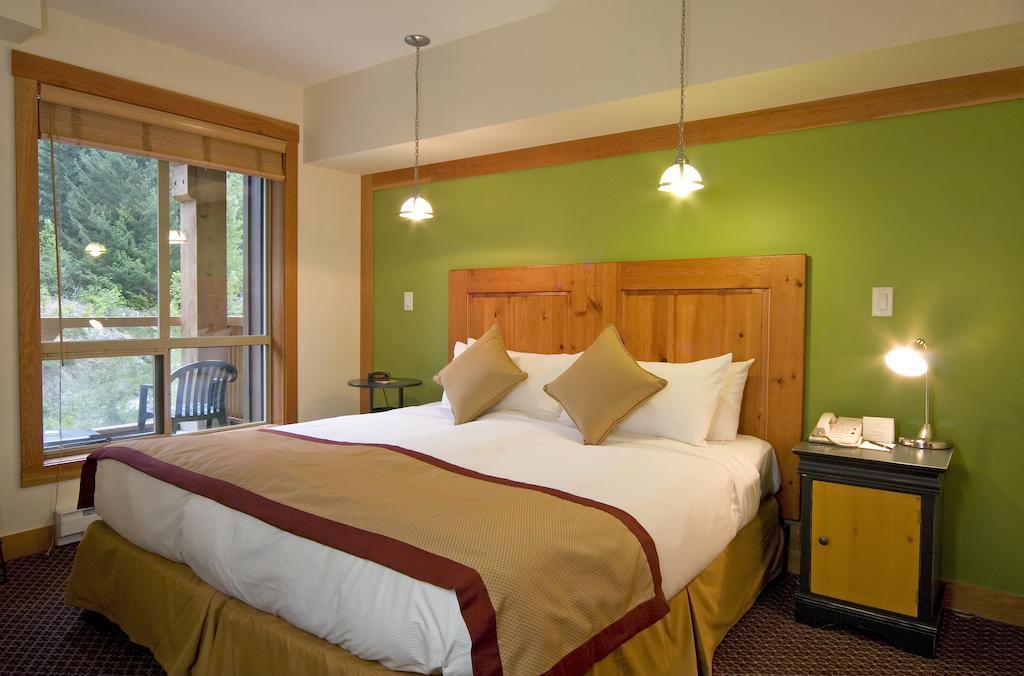 Lodging Ovations Hotel Whistler Exterior foto