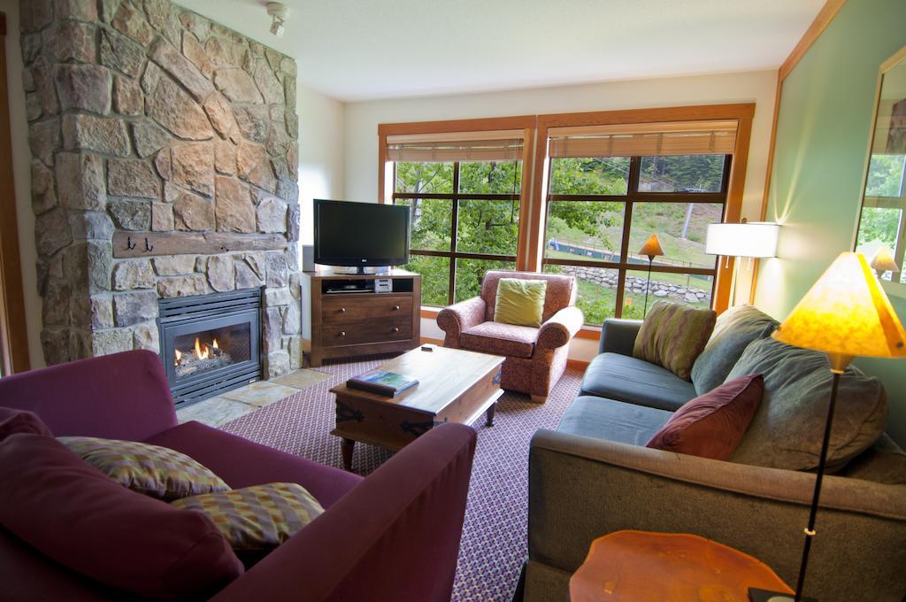 Lodging Ovations Hotel Whistler Exterior foto