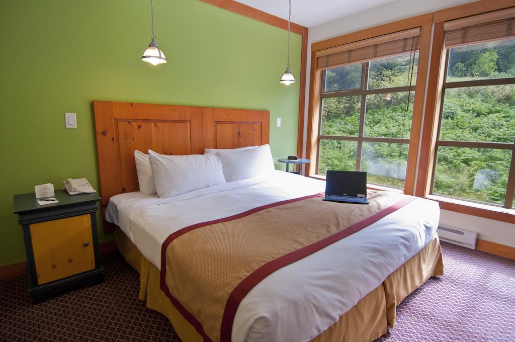 Lodging Ovations Hotel Whistler Exterior foto