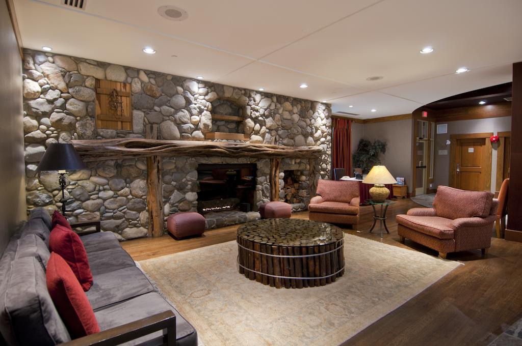 Lodging Ovations Hotel Whistler Exterior foto