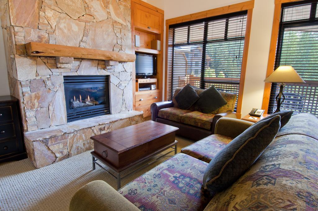 Lodging Ovations Hotel Whistler Exterior foto