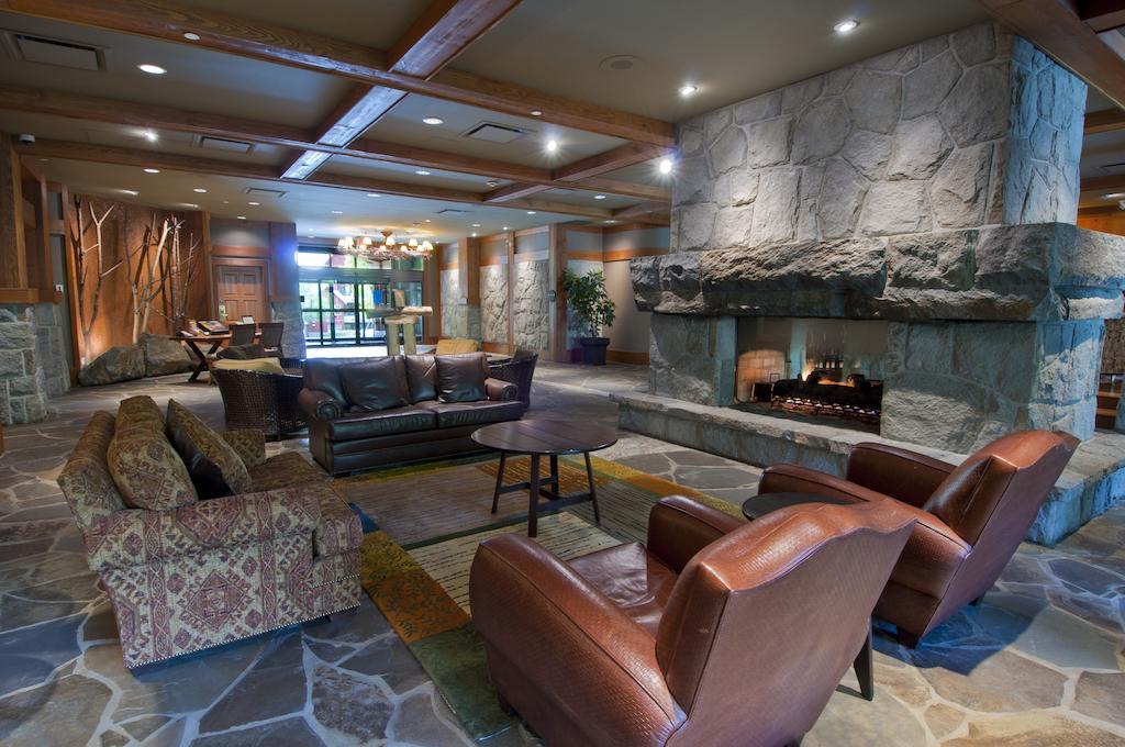 Lodging Ovations Hotel Whistler Exterior foto