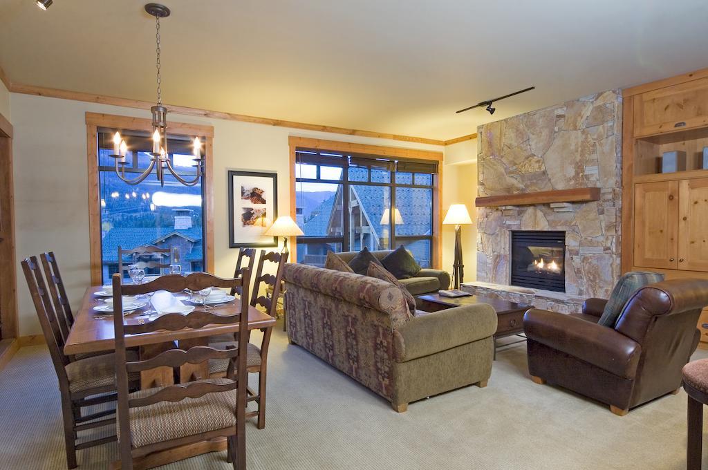 Lodging Ovations Hotel Whistler Exterior foto