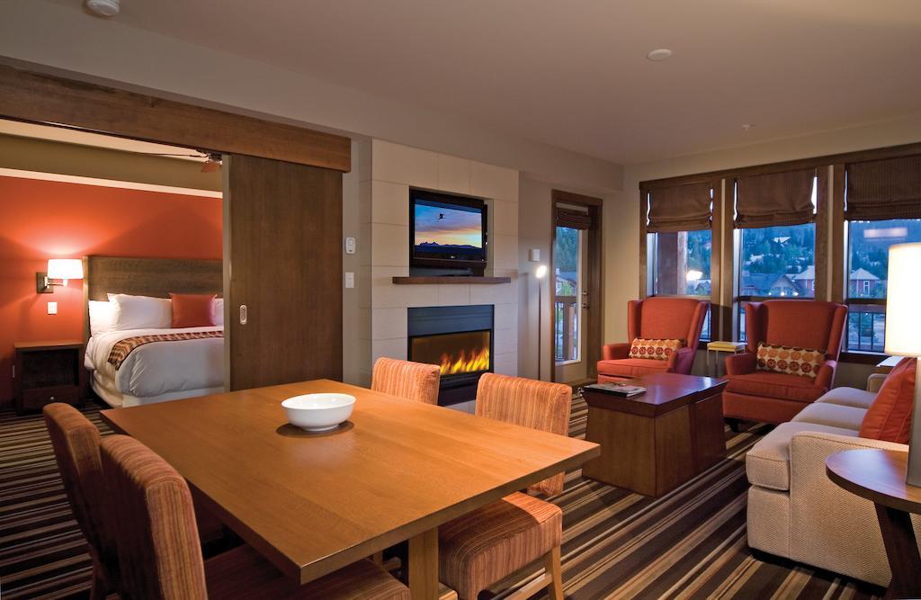 Lodging Ovations Hotel Whistler Exterior foto