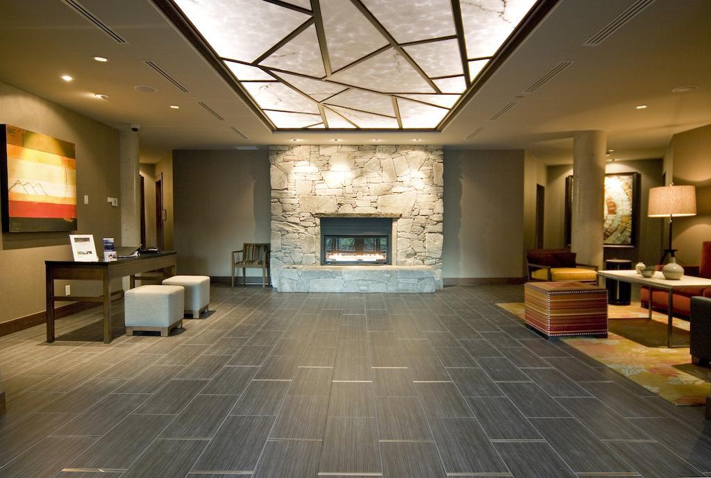 Lodging Ovations Hotel Whistler Exterior foto