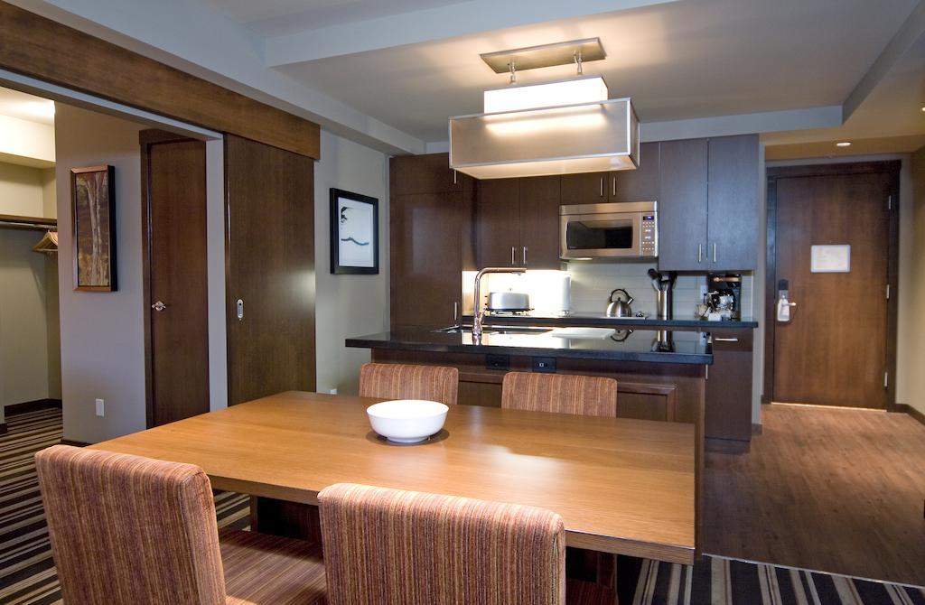 Lodging Ovations Hotel Whistler Exterior foto