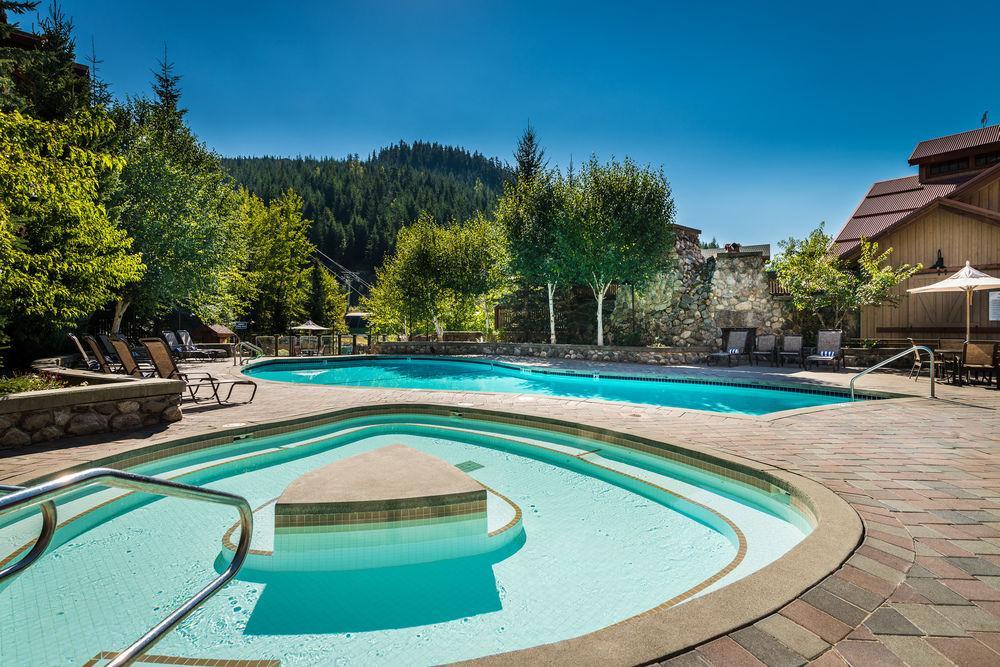 Lodging Ovations Hotel Whistler Exterior foto