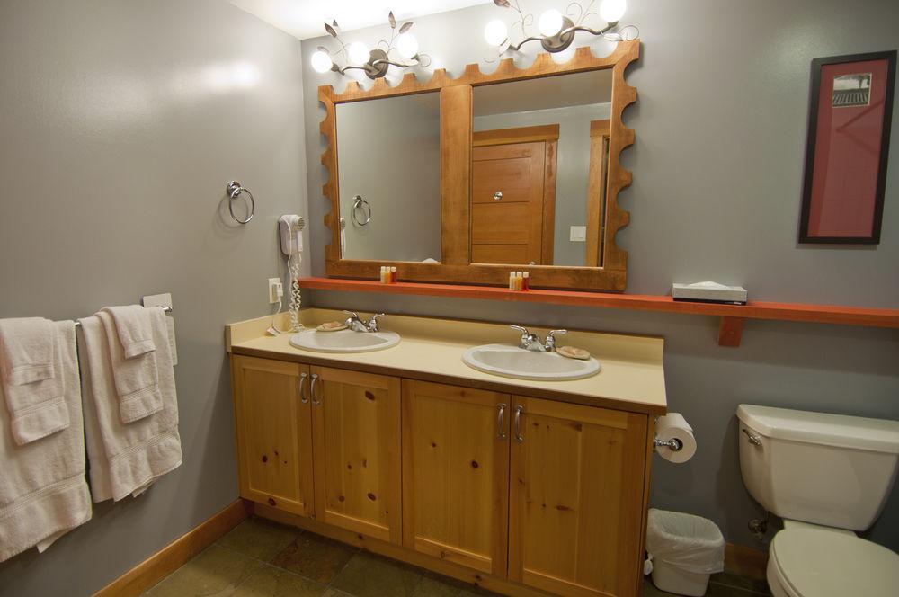 Lodging Ovations Hotel Whistler Exterior foto