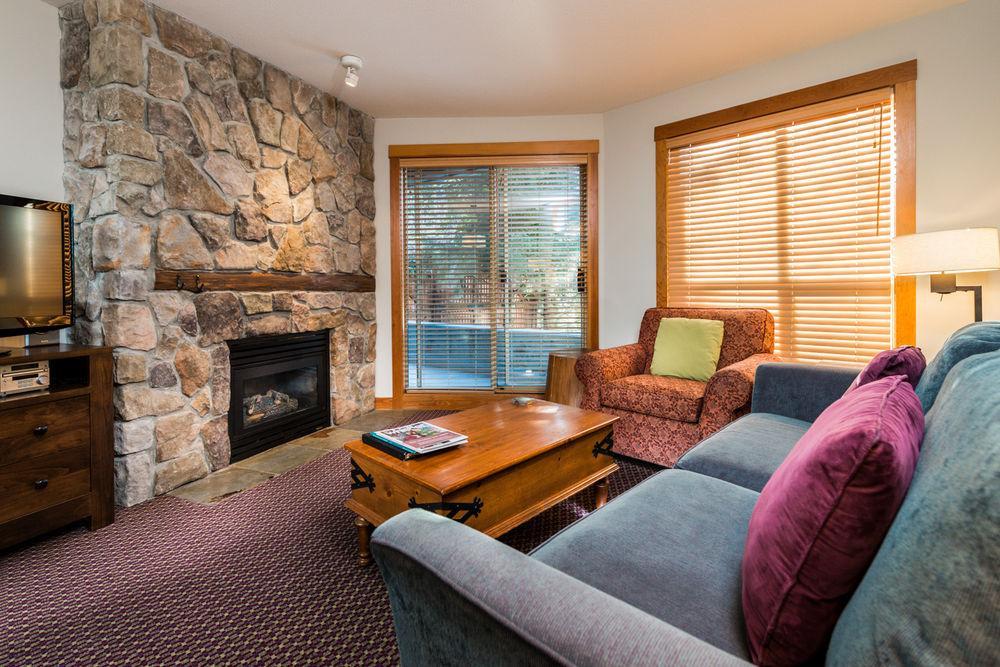 Lodging Ovations Hotel Whistler Exterior foto