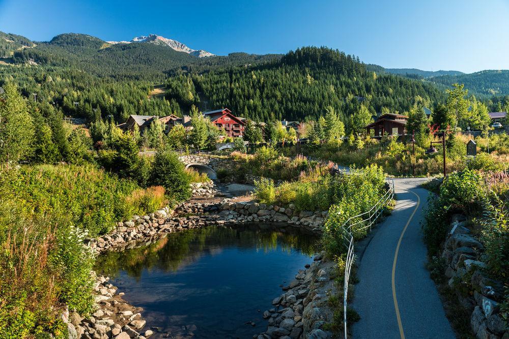 Lodging Ovations Hotel Whistler Exterior foto