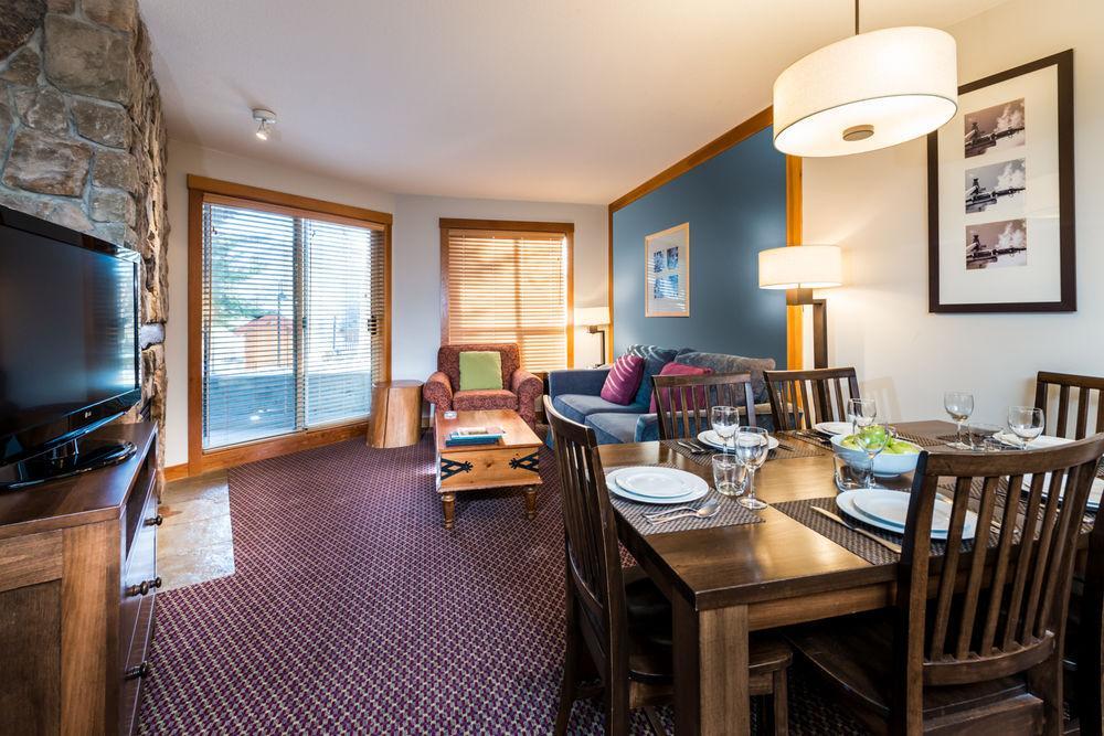 Lodging Ovations Hotel Whistler Exterior foto