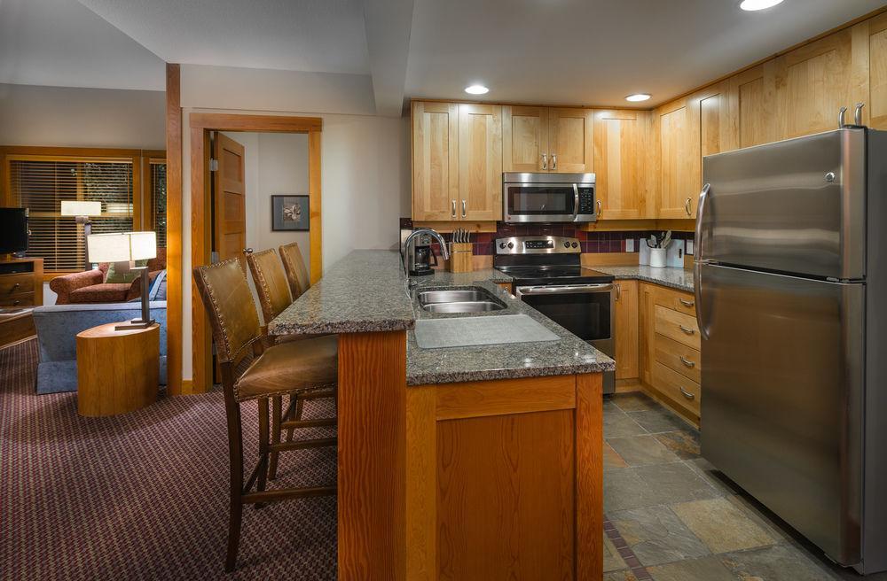 Lodging Ovations Hotel Whistler Exterior foto