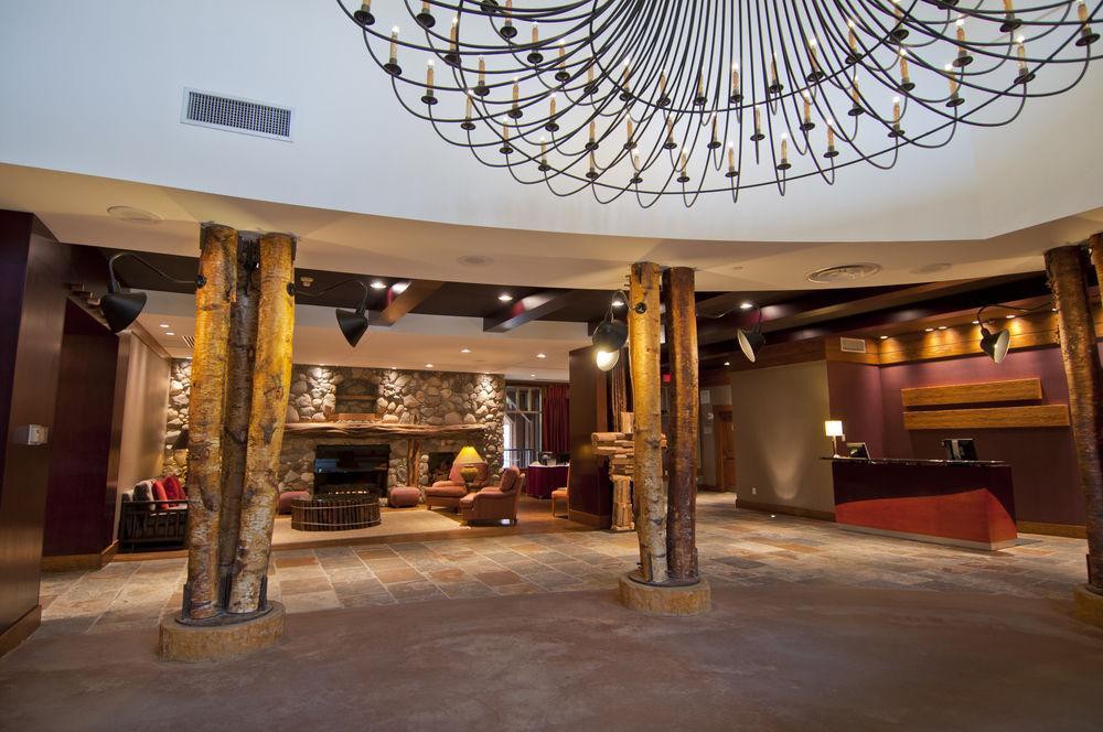 Lodging Ovations Hotel Whistler Exterior foto