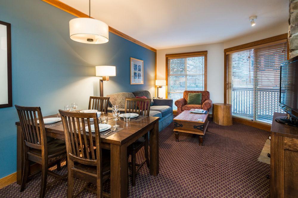 Lodging Ovations Hotel Whistler Exterior foto