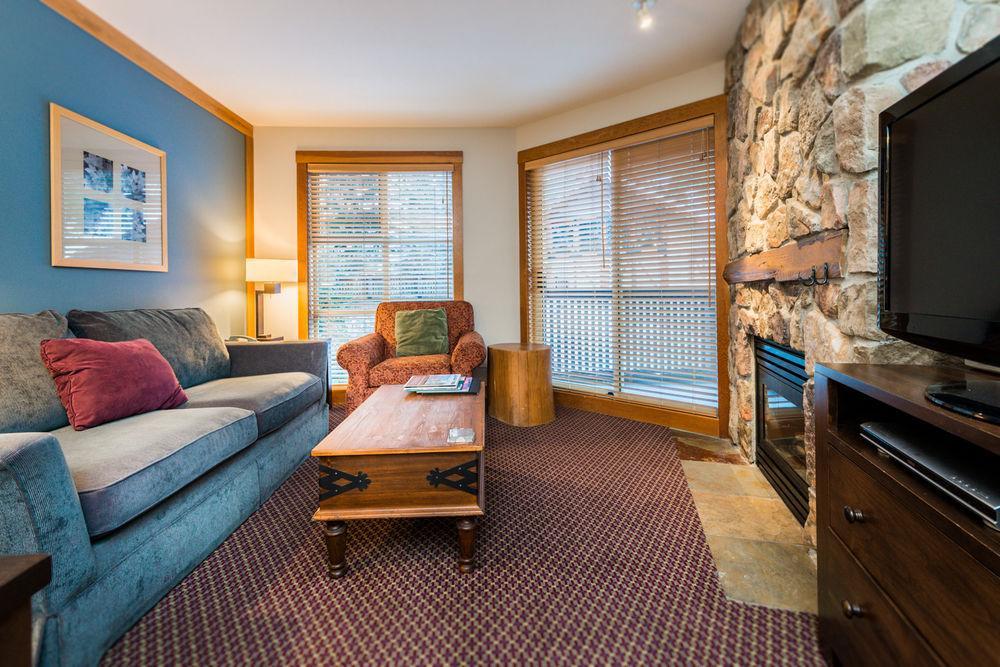 Lodging Ovations Hotel Whistler Exterior foto